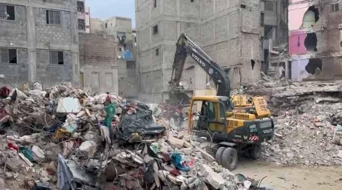 کراچی: لیاری میں گرنے والی عمارت کا ملبہ ہٹانے کا کام جاری، جاں بحق افراد کی تعداد 16ہوگئی