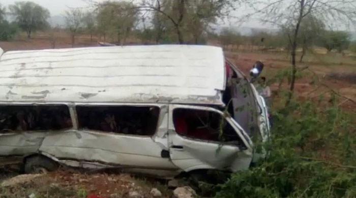 مظفرآباد: اسکول وین بے قابو  ہوکرکھائی میں گرگئی، 26 بچے زخمی