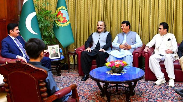 گورنر، وزیراعلیٰ کے پی کی خوشگوار ماحول میں ملاقات، امیر مقام کے مزاح پر محفل کشت زعفران بن گئی
