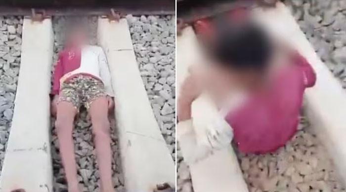 ٹرین کی پٹری پر لیٹ کر خطرناک ویڈیو بنانے کا اسٹنٹ، کمسن لڑکوں کیخلاف مقدمہ درج