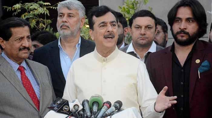 صدر کی تبدیلی یا صحت سے متعلق باتیں صرف افواہیں ہیں: یوسف رضا گیلانی 