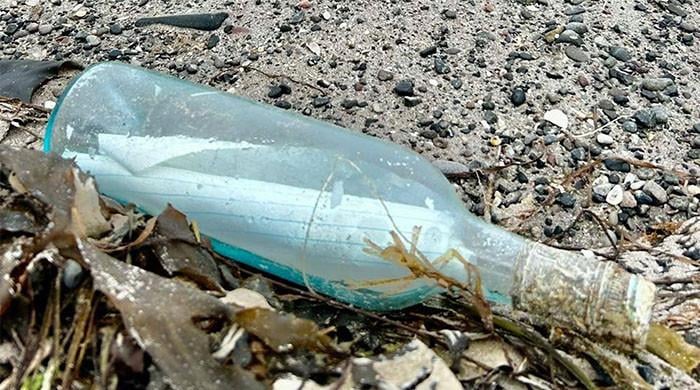 کینیڈین جوڑے کا بوتل میں بند پیغام 13 سال بعد آئرلینڈ کے ساحل پر دریافت