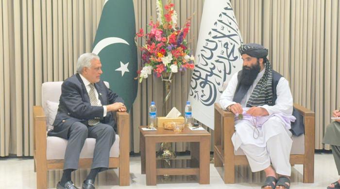 اسحاق ڈارکی افغان وزیرداخلہ سراج الدین حقانی سے ملاقات، سکیورٹی امورپرتفصیلی تبادلہ خیال