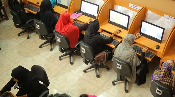 پاکستان میں مردوں کے مقابلے خواتین کو 30 فیصد کم تنخواہ دی جاتی ہے: عالمی رپورٹ میں دعویٰ