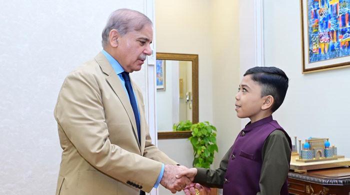 کونٹینٹ کریئیٹر طلحہ احمد کی ملاقات، وزیراعظم نے انعام کے طور پر ٹیبلیٹ دیا