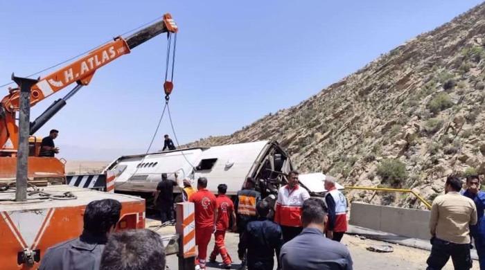 ایران کے صوبے فارس میں مسافر بس کو حادثہ، 21 افراد جاں بحق 