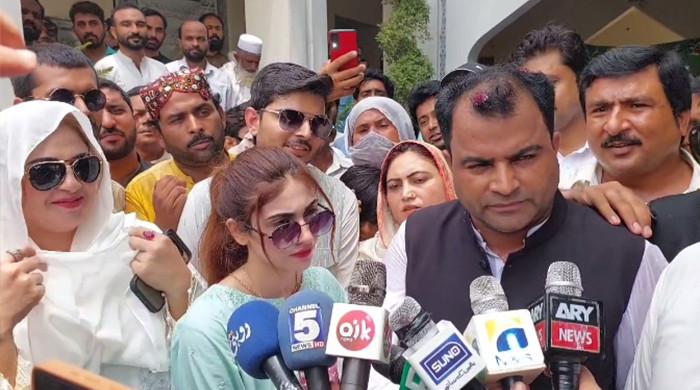 این اے175ضمنی انتخاب: دانیہ شاہ کے شوہر 2 بیویوں کے  ہمراہ کاغذات نامزدگی جمع  کروانے پہنچ گئے