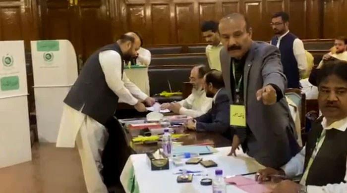 سینیٹ الیکشن میں تیار ووٹ ملاجو بیلٹ بکس میں جاکر ڈالا، رکن کے پی اسمبلی شکیل خان