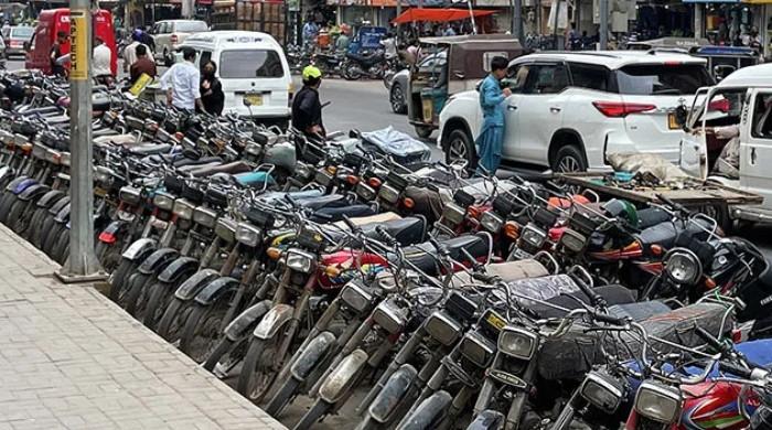 سندھ حکومت نے کراچی کی سڑکوں پر پارکنگ فیس مکمل ختم کردی