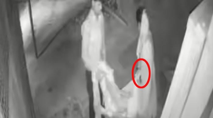 ویڈیو: بھارت میں اہلخانہ ضعیف خاتون کو رات گئے سڑک پر چھوڑ کر فرار، خاتون چل بسی