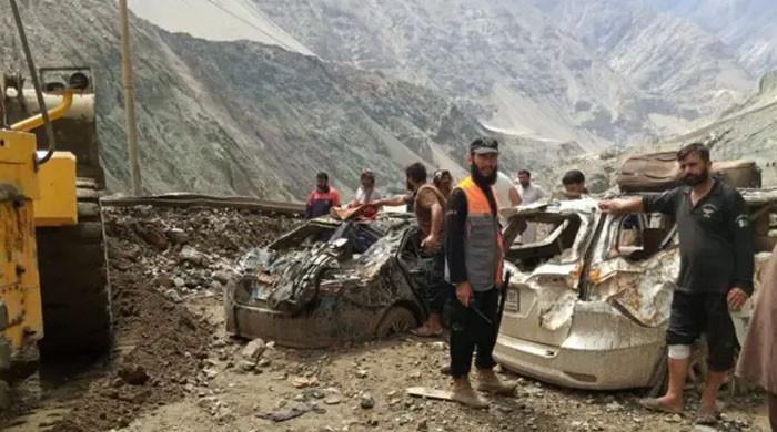 چلاس میں لینڈ سلائیڈنگ کے بعد فیری میڈوز ٹریک بند، سیاحوں کی بڑی تعداد پھنس گئی