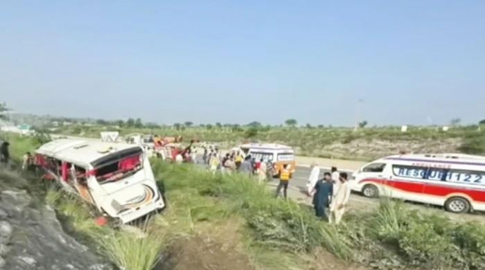ڈرائیور کی غفلت، اسلام آباد سے لاہور جانیوالی بس کھائی میں گرنے سے 9  مسافر جاں بحق، 31 زخمی