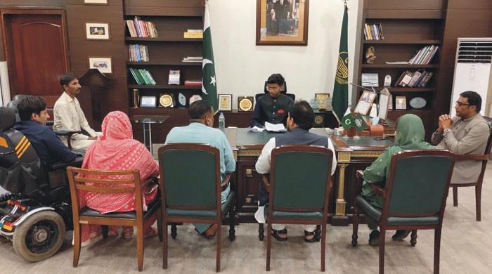 میٹرک کے امتحان میں پوزیشن حاصل کرنیوالا طالبعلم ایک دن کیلئے اعزازی ڈی سی ننکانہ بن گیا