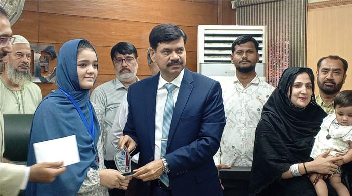 کراچی: میٹرک TSC کے نتائج کا اعلان، بینک سکیورٹی گارڈ کی بیٹی نے  تیسری پوزیشن حاصل کرلی