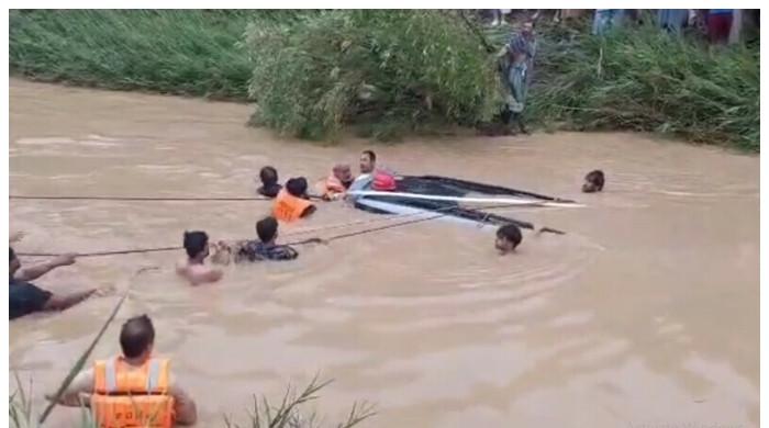اٹک: شادی میں جانیوالے خاندان کی گاڑی سیلابی ریلے میں بہہ گئی، 2 خواتین جاں بحق، 5 افراد ریسکیو