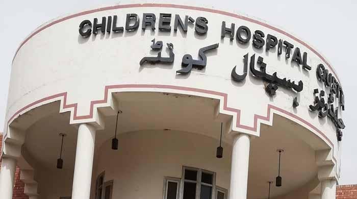 کوئٹہ: سنڈیمن پراونشل اسپتال میں بجلی بندش کے باعث موبائل ٹارچ کی روشنی میں آپریشن