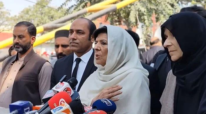 نااہل ہونیوالے ارکان اسمبلی کی سیٹوں پر پی ٹی آئی بائیکاٹ کرے گی، عمران خان سے ملاقات کے بعد علیمہ کا اعلان