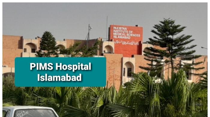 سانپ کے کاٹنے سے متاثرہ بچے کو نجی اسپتال ریفر کرنے کا معاملہ، ڈائریکٹر پمز کا ردعمل آگیا