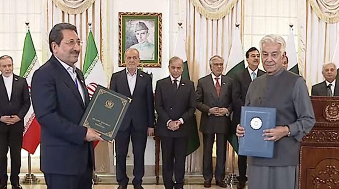 پاکستان اور ایران کے درمیان متعدد معاہدوں اور مفاہمتی یادداشتوں پر دستخط، تجارتی حجم 10ارب ڈالر تک بڑھانے کا عزم