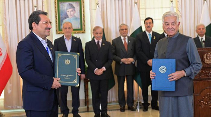 پاکستان اور ایران کے درمیان متعدد معاہدوں اور مفاہمتی یادداشتوں پر دستخط، تجارتی حجم 10ارب ڈالر تک بڑھانے کا عزم