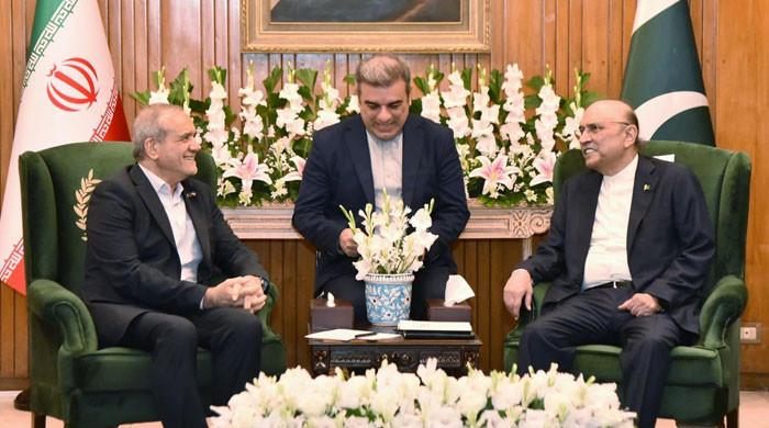 ایرانی ہم منصب سے ملاقات، صدر مملکت کا کشمیر پر بھارتی قبضے کیخلاف مسلسل حمایت پر ایرانی سپریم لیڈر سے اظہارتشکر