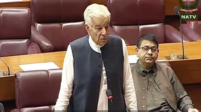 بذریعہ سڑک ایران جانے پرجائز وجوہات کے سبب پابندی عائد کی: خواجہ آصف 