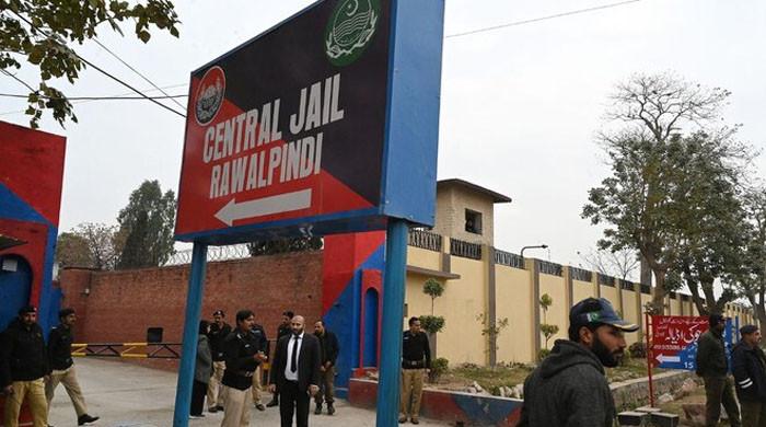 عمران خان سےملاقات کیلئے آنے والی ان کی بہنوں اور رہنماؤں کو پولیس نے چکری روڈ پر روک دیا