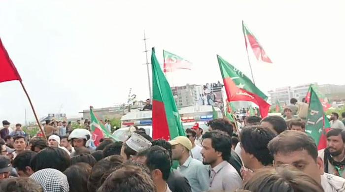 پشاور: پی ٹی آئی کارکنوں نے وزیراعلیٰ کا قافلہ روک لیا، ڈی چوک جانے کے نعرے