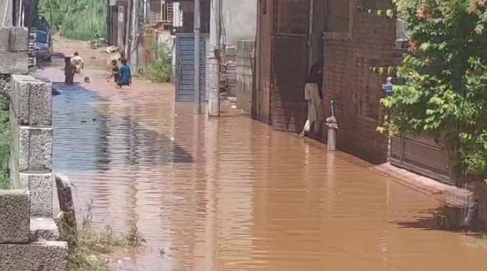 اسلام آباد: بارش سے برساتی نالے بپھر گئے، پانی گھروں میں داخل، گاڑیاں بھی تیرنے لگیں