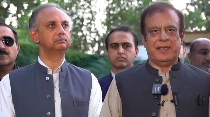 پشاور ہائیکورٹ نے الیکشن کمیشن کو شبلی فراز اور عمر ایوب کیخلاف کارروائی سے روک دیا