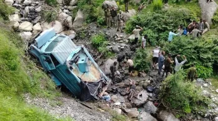 مقبوضہ کشمیر میں بھارتی فوج کی بس کھائی میں جاگری، 2 اہلکار ہلاک 