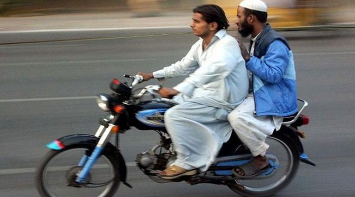 خیبرپختونخوا کے 13 اضلاع میں ڈبل سواری اور اجتماعات پر پابندی عائد