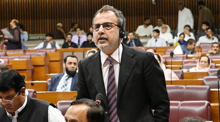 200 سے کم یونٹ والے صارف تقریباً 60 سے 70 لاکھ ہوتے تھے، اب 1 کروڑ 83 لاکھ ہوگئے: وزیر توانائی