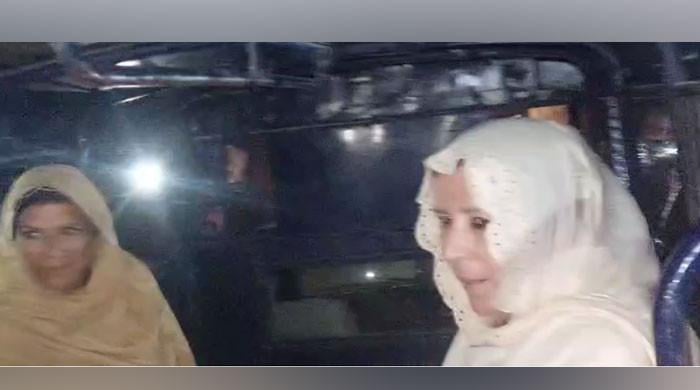 پنڈی پولیس نے عمران خان کی بہنوں کو اڈیالہ جیل کے قریب ناکے سے تحویل میں لے لیا