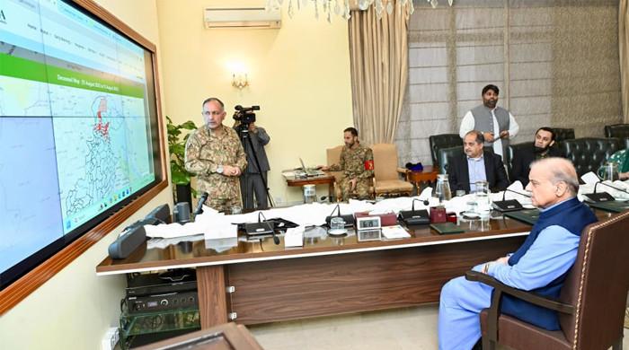 پختونخوا کو ترجیحی بنیادوں پر امدادی سامان ٹرکوں کے ذریعے بھیجا جائے، وزیراعظم کی ہدایت