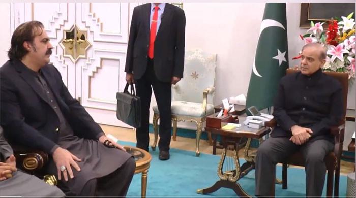 وفاقی حکومت صوبائی حکومت کی ہر قسم کی مدد کرے گی: وزیر اعظم کی وزیراعلیٰ کےپی کو یقین دہانی