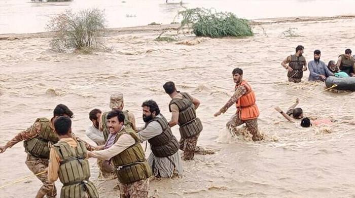 پاک فوج نے ایک دن کا راشن اور تنخواہ خیبر پختونخوا کے سیلاب سے متاثرہ عوام کی بحالی کیلئے وقف کردی