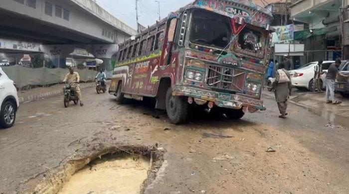 کراچی: ادھورے ترقیاتی کام معمولی بارش کے بعد مصیبت بن گئے، سڑکیں دھنسنے لگیں
