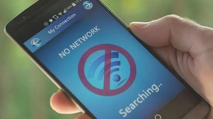کراچی میں صبح سے جاری موسلادھار بارش کے باعث انٹرنیٹ اور موبائل سروس متاثر