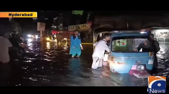 حیدرآباد، جامشورو سمیت سندھ کے کئی شہروں میں بارش، نشیبی علاقے زیر آب آگئے