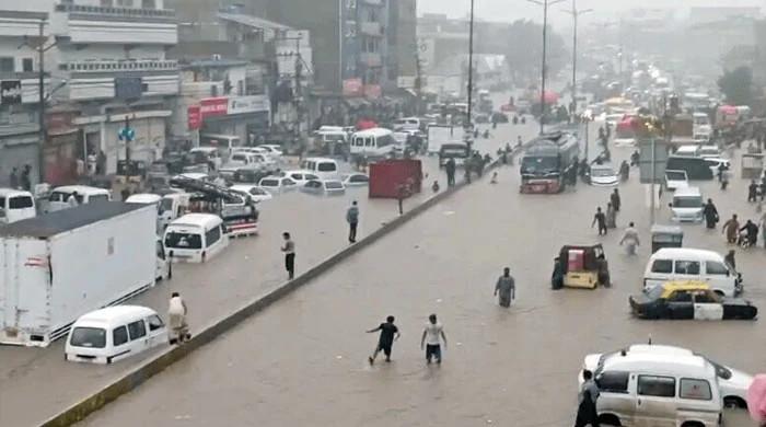 بارش کے بعد کراچی میں کیا صورتحال ہے، کہاں کہاں پانی جمع ہے اور کونسی سڑکیں تاحال بند ہیں؟ 