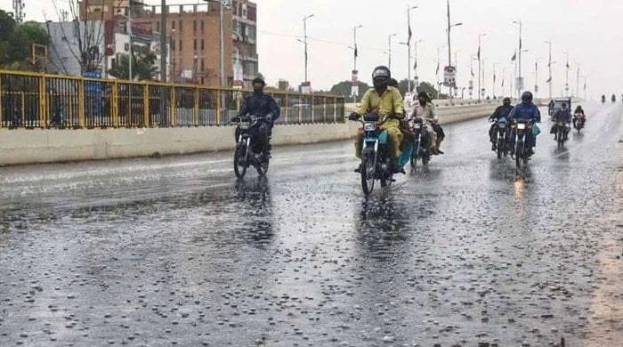 کراچی میں تیز ہواؤں کے ساتھ بارش شروع