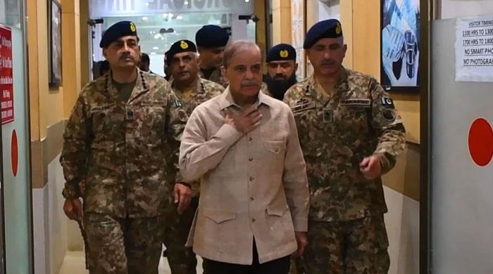 وزیراعظم اور فیلڈ مارشل سیلاب زدہ علاقوں کا دورہ کرنے پہنچ گئے
