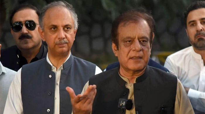 جی ایچ کیو حملہ کیس:  عمرایوب اور شبلی فراز سمیت 14 ملزمان کے ناقابل ضمانت وارنٹ جاری