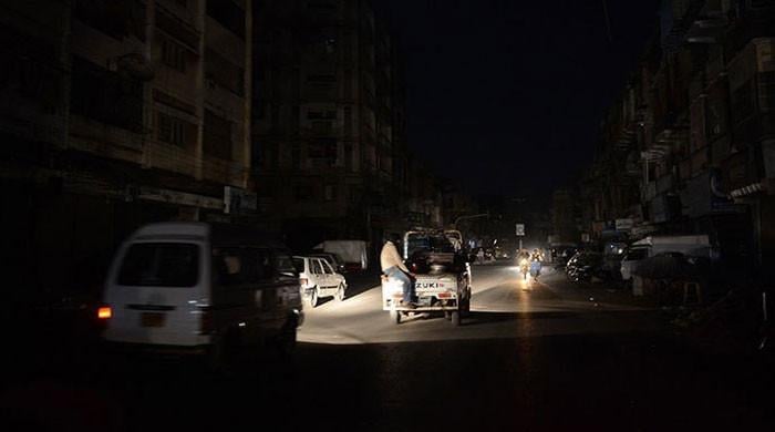 کراچی کے مختلف علاقوں میں بجلی کی فراہمی کئی گھنٹےگزرنے کے بعد بھی بحال نہ ہوسکی