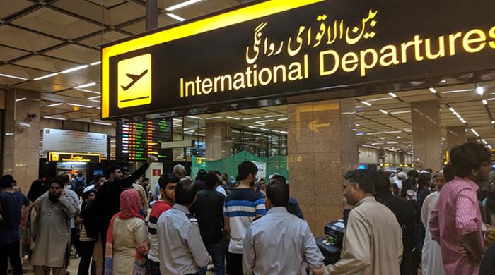 کراچی میں بارش، ائیرپورٹ پر اسٹاف کی کمی کے باعث امیگریشن کیلئے مسافروں کی قطاریں