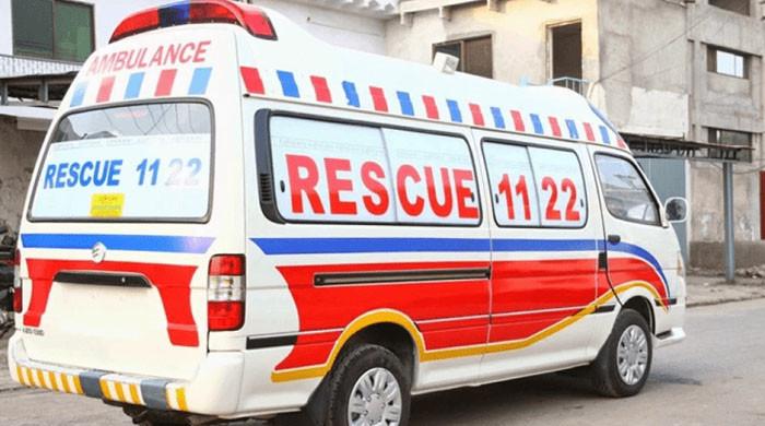 اوتھل: کوچ اور 2 گاڑیوں میں تصادم سے 9 افراد جاں بحق