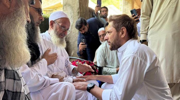 شاہد آفریدی سیلاب متاثرین کی امداد کیلئے صوابی پہنچ گئے