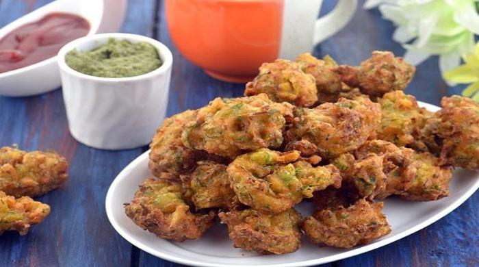 بارش کے موسم میں سموسے پکوڑے یا تلی ہوئی چیزیں کھانے کا دل کیوں کرتا ہے؟
