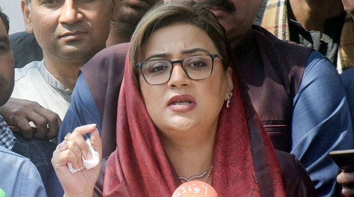 کورکمانڈر کے یونیفارم کی توہین کرنیوالے مظلومیت کارڈ مت کھیلیں: عظمیٰ بخاری